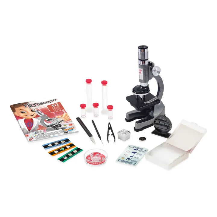 Todos os componentes do kit Buki Microscópio Zoom 1200x dispostos sobre uma superfície branca, incluindo o microscópio, acessórios e manual.