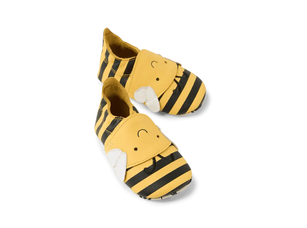 Par de sapatos Bobux Bugbee Abelha, vista superior ligeiramente inclinada, com o adorável design de abelha.