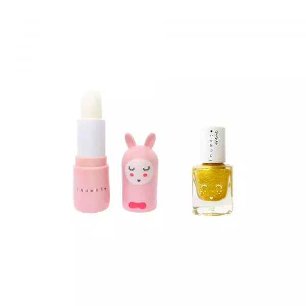 Bálsamo labial rosa e verniz de unhas dourado Inuwet Strawberry e Papaia, fora da embalagem, sobre fundo branco.