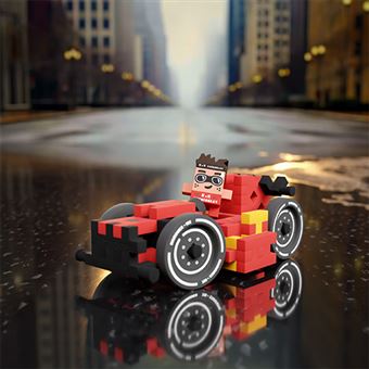 O carro de corrida Marioinex Mini Waffle James, vermelho e amarelo, com a figura do piloto, refletido numa superfície brilhante contra um fundo urbano desfocado.