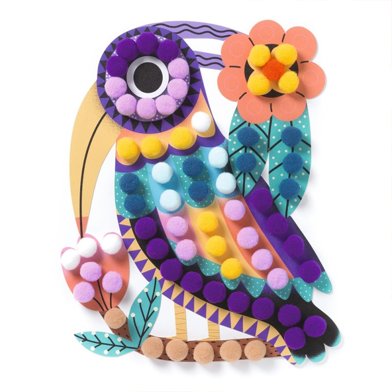 Uma das silhuetas de pássaro exótico completamente decorada com pompons coloridos, destacando o efeito 3D da colagem.