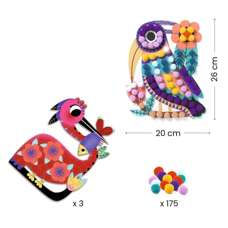 Imagem do conteúdo do kit Djeco Silhuetas e pompons, mostrando duas silhuetas de pássaros (uma já decorada), um monte de pompons e as dimensões de uma das cartas (20x26 cm).