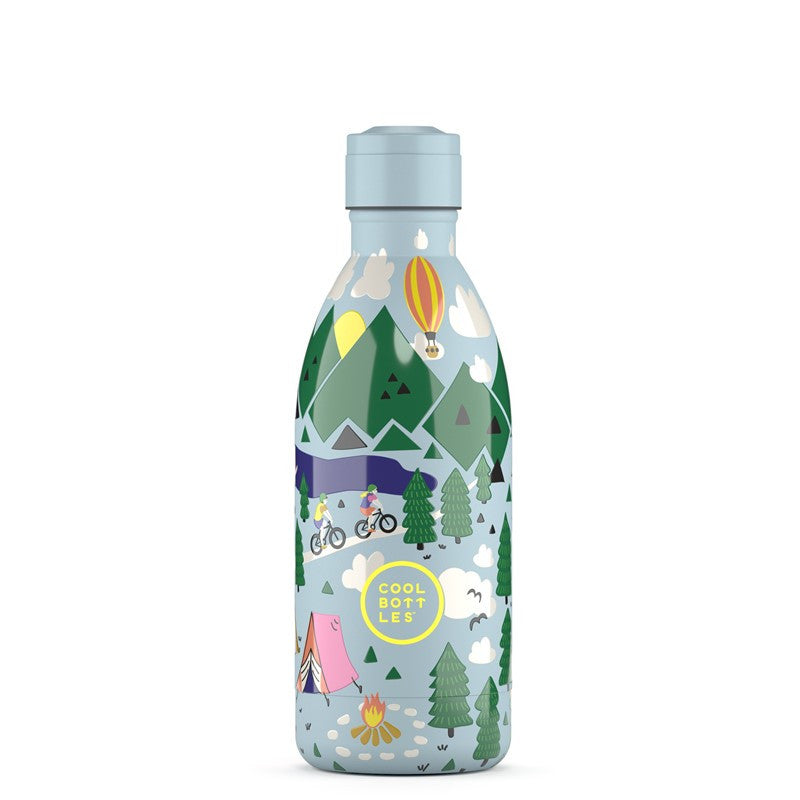 Garrafa térmica Cool Bottles Outdoor Adventure 500ml, vista frontal com design de paisagem montanhosa e atividades ao ar livre.