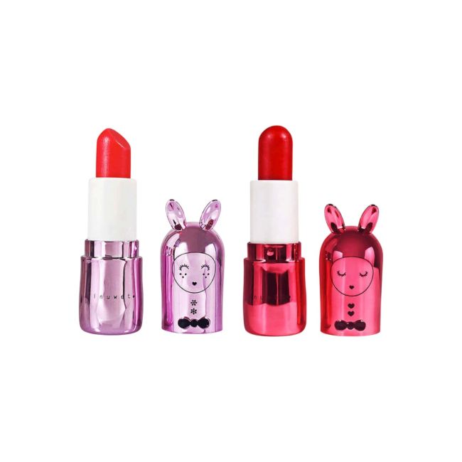 Dois bálsamos labiais Inuwet em formato de coelho metálico, um rosa e um vermelho, com as tampas e os bálsamos expostos.