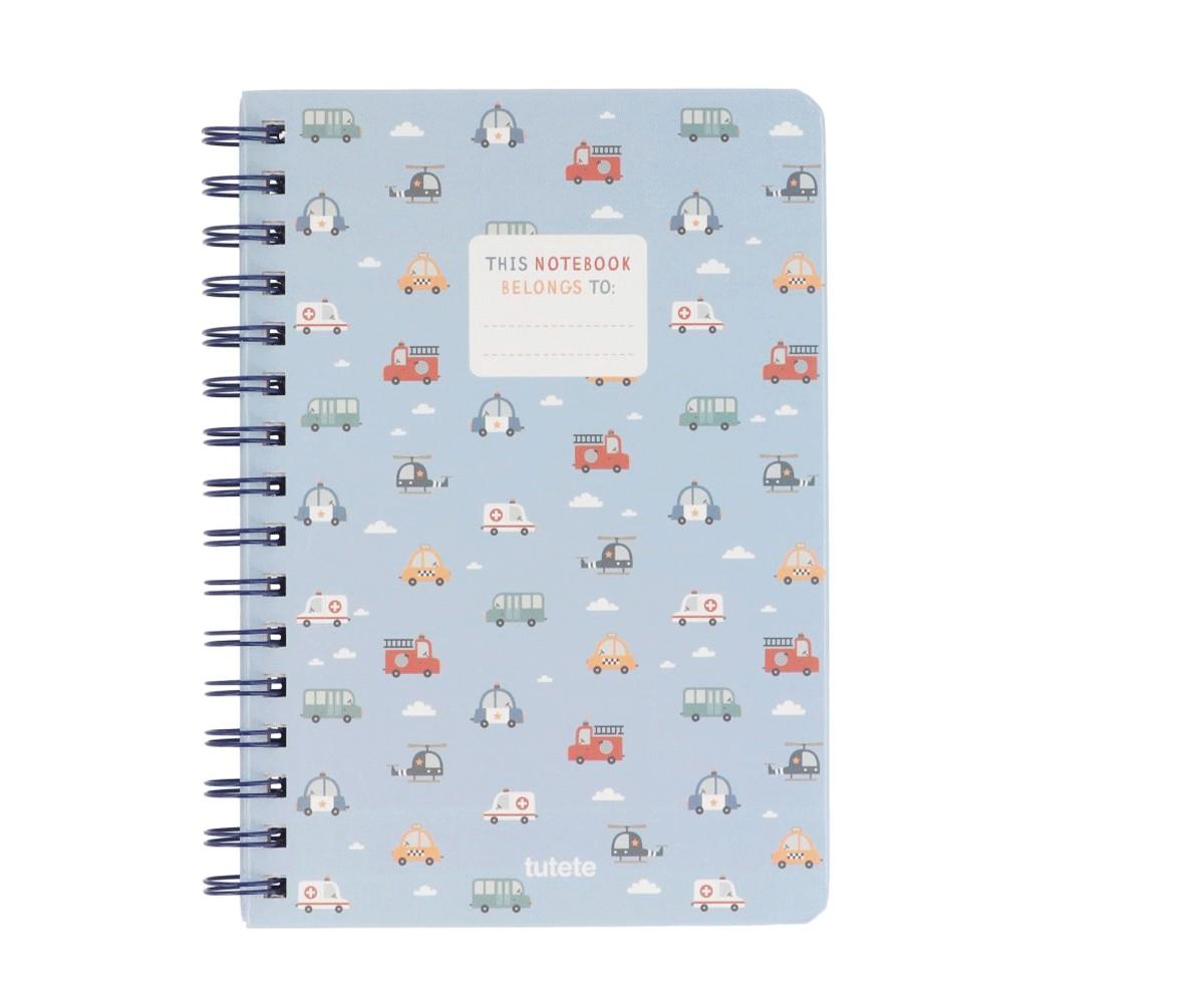 Caderno Escolar Tutete com capa azul e padrão de veículos de emergência, com espiral lateral.