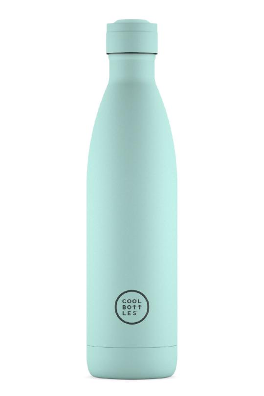 Garrafa Térmica Cool Bottles Pastel Sky de 750ml, em tom azul-esverdeado pastel, com acabamento emborrachado e logótipo circular da marca.