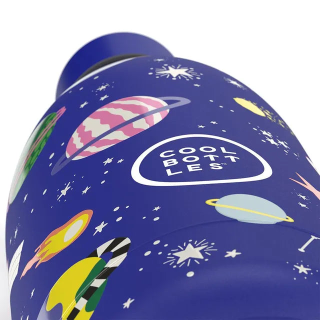 Detalhe aproximado da Garrafa Térmica Cool Bottles Stellar Journey 500ml, mostrando o logótipo e o design de planetas e estrelas.