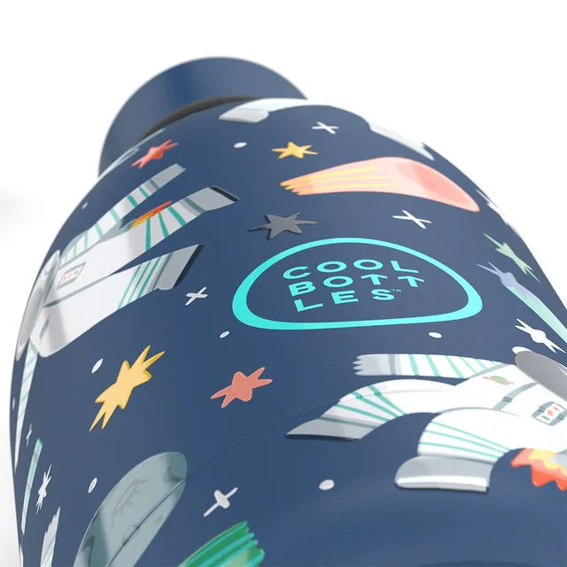 Detalhe aproximado da garrafa térmica Cool Bottles Galactic Ride 500ml, mostrando a impressão 3D em relevo de astronautas, planetas e estrelas, com o logótipo da marca.