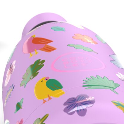 Detalhe aproximado do padrão de pássaros e folhas em 3D e acabamento mate da garrafa térmica Cool Bottles Fly Free 500ml.