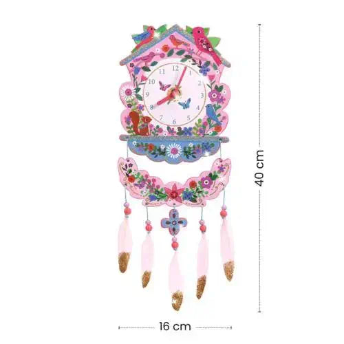 Relógio de cuco Djeco montado e decorado, com as dimensões de 40 cm de altura e 16 cm de largura, destacando as penas e detalhes florais.