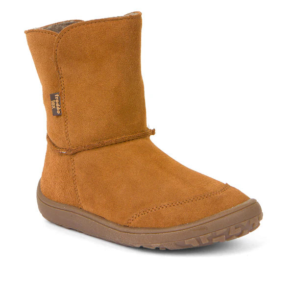 Bota barefoot infantil térmica em camurça camel, com sola flexível de borracha térmica. Modelo de cano médio, resistente à água e forrado para maior conforto em dias frios. Sustentável e ergonómico.
