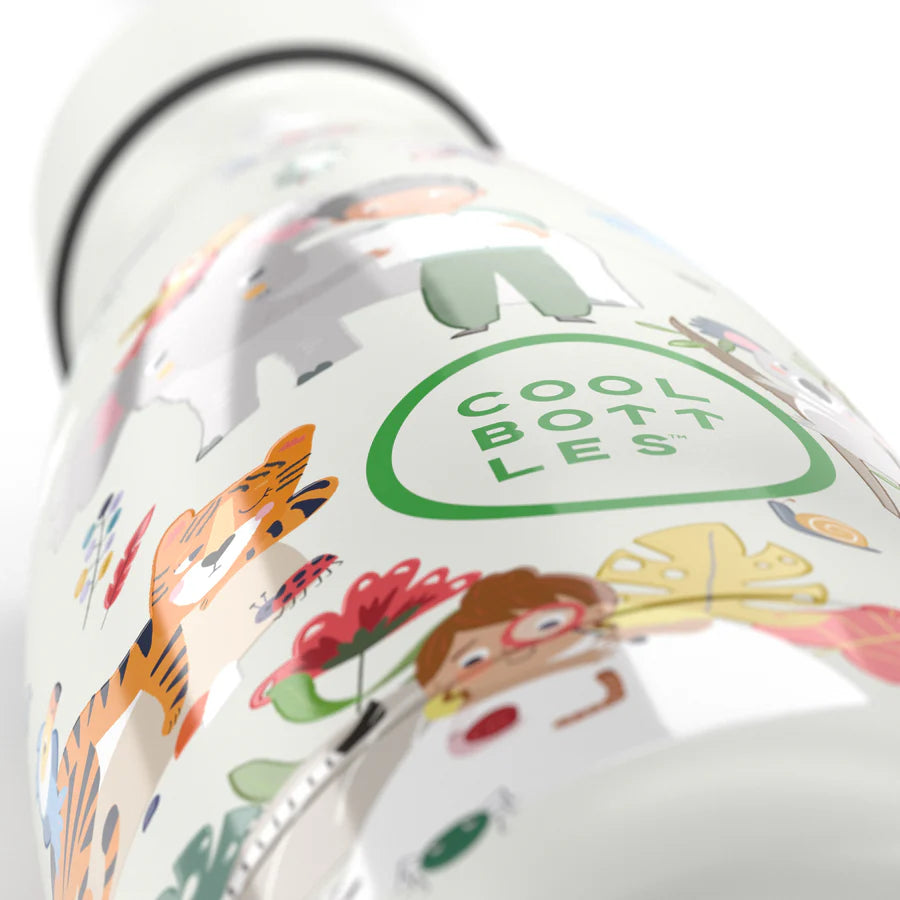 Detalhe aproximado do design da garrafa térmica Cool Bottles Curious Explore, mostrando o logótipo e ilustrações de animais e crianças.