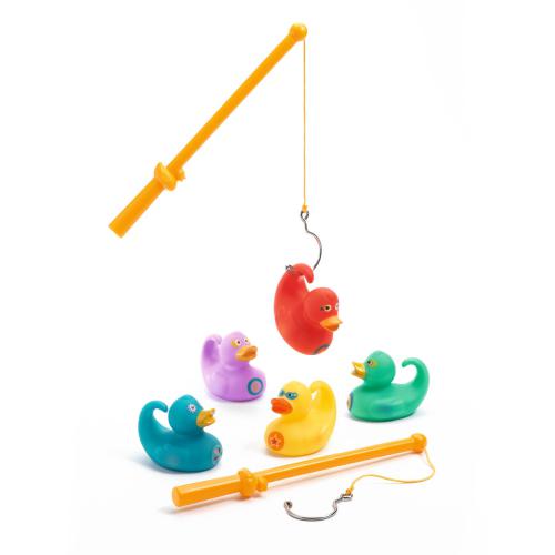 Djeco Jogo Pescar Patos com duas canas e cinco patos coloridos, um a ser "pescado", destacando o design divertido.