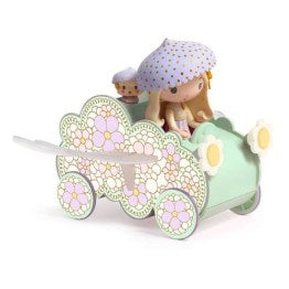 Jil e Jerry, as figurinhas Tinyly da Djeco, a bordo do seu carro-nuvem verde pastel com padrões florais roxos e asas brancas.