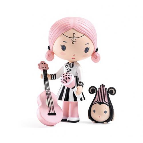 Figurinha Djeco Tinyly Sidonie de cabelo rosa com guitarra e microfone, e o seu companheiro Zick, num fundo branco.
