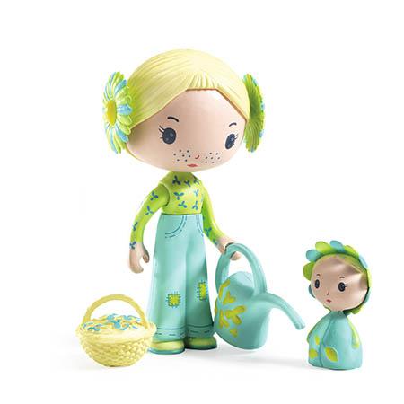 Djeco Figurinhas Tinyly Flore and Bloom: boneca com regador, menina flor e cesto amarelo, em fundo branco.