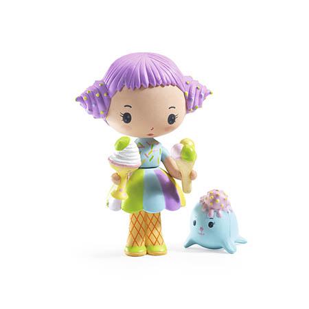 Figura Djeco Tinyly Tutti com cabelo roxo, vestido colorido, dois gelados e a sua companheira foca Frutti com gelado.
