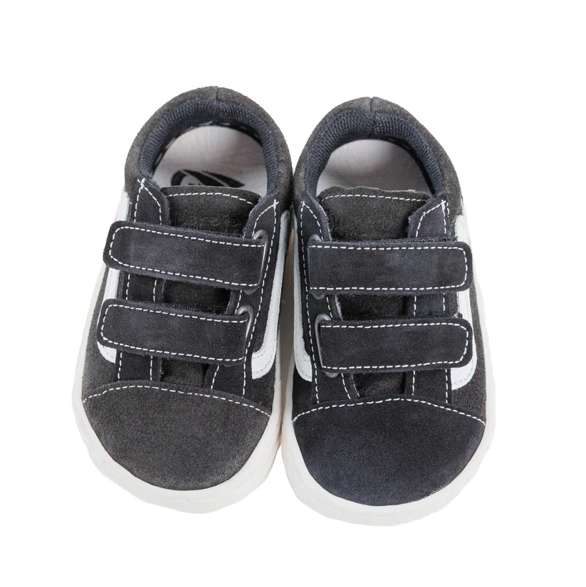 Par de sapatilhas Bunny Barefoot Zebra Preto com duplo velcro, vista frontal.