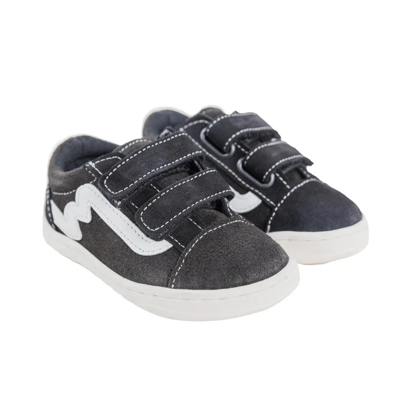 Par de sapatilhas Bunny Barefoot Zebra Preto com duplo velcro, vista lateral.