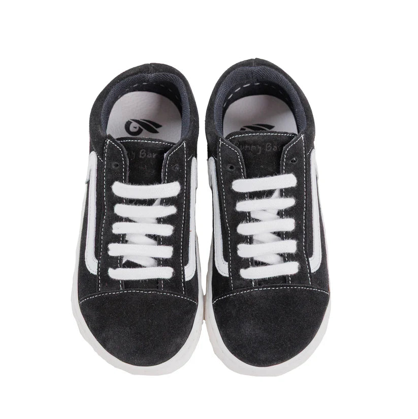 Par de sapatilhas Bunny Barefoot Zebra Preto com cordões brancos, vista frontal e superior.