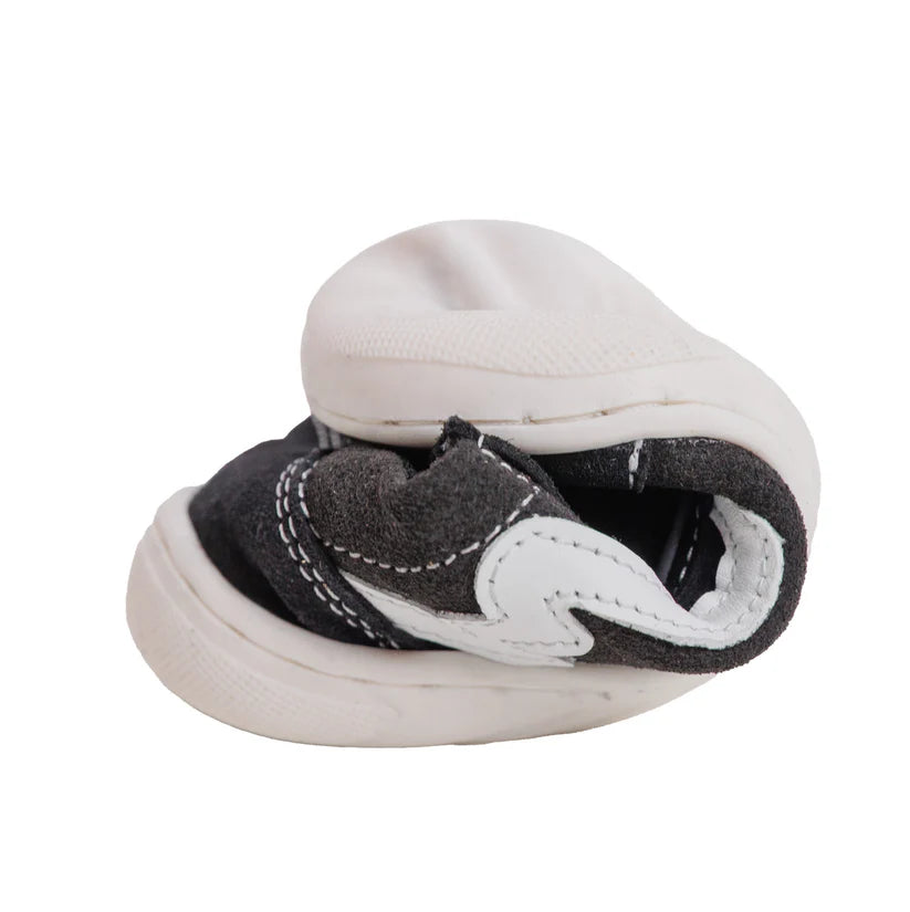 Sapatilha Bunny Barefoot Zebra Preto dobrada ao meio, evidenciando a extrema flexibilidade da sola.