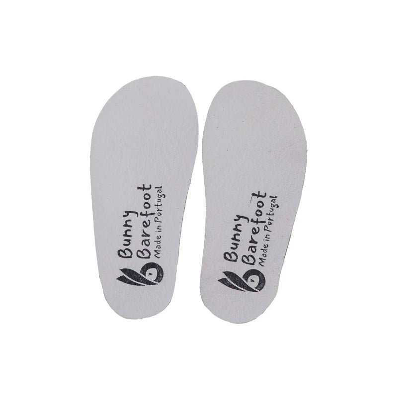 Par de palmilhas lisas e brancas das sapatilhas Bunny Barefoot, com o logótipo e a inscrição "Made in Portugal".