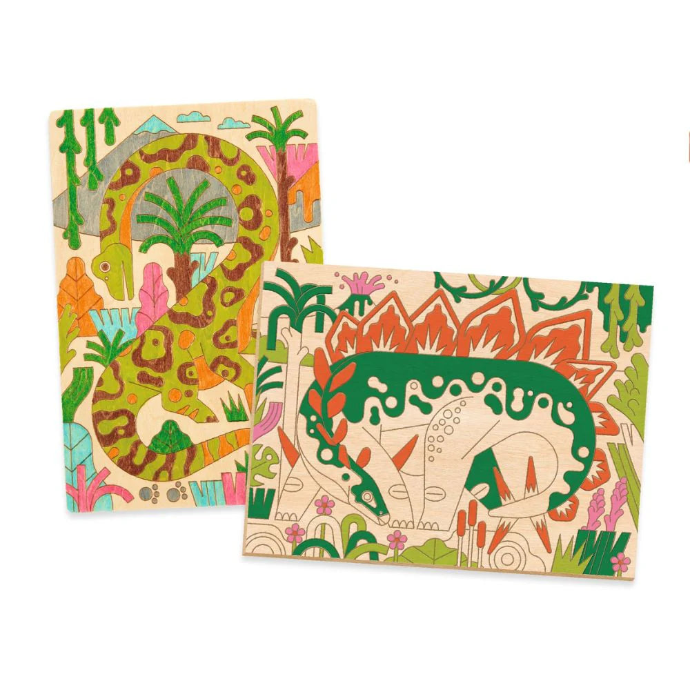 Dois painéis de madeira Djeco Actividades Pinturas em madeira - Dinossauros já coloridos, exibindo diferentes designs de dinossauros e paisagens vibrantes.