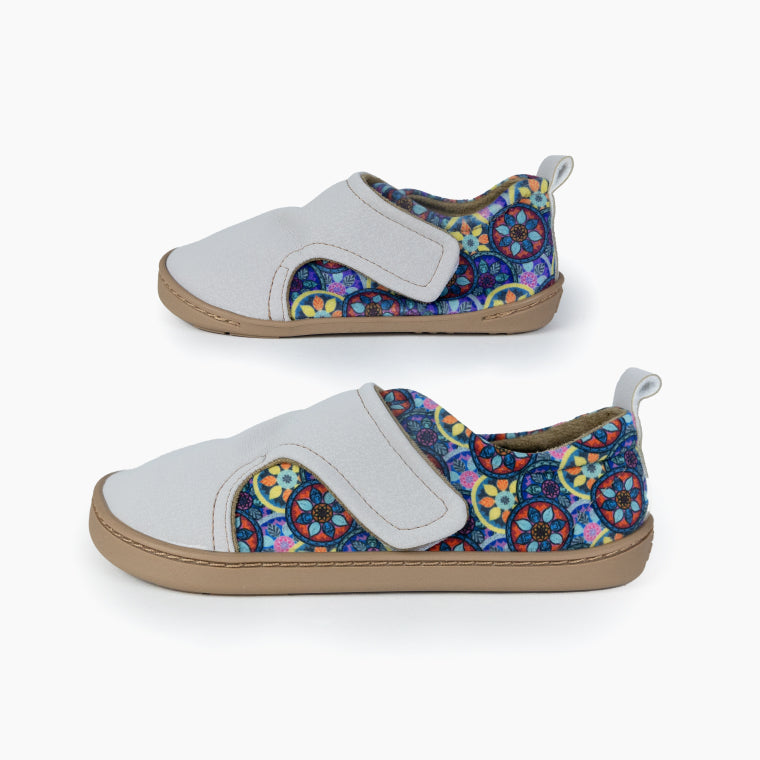 Par de sapatilhas Baby Lobitos Barefoot Paulitos Mandala, vistas de lado, com o padrão vibrante e o fecho de velcro em destaque.