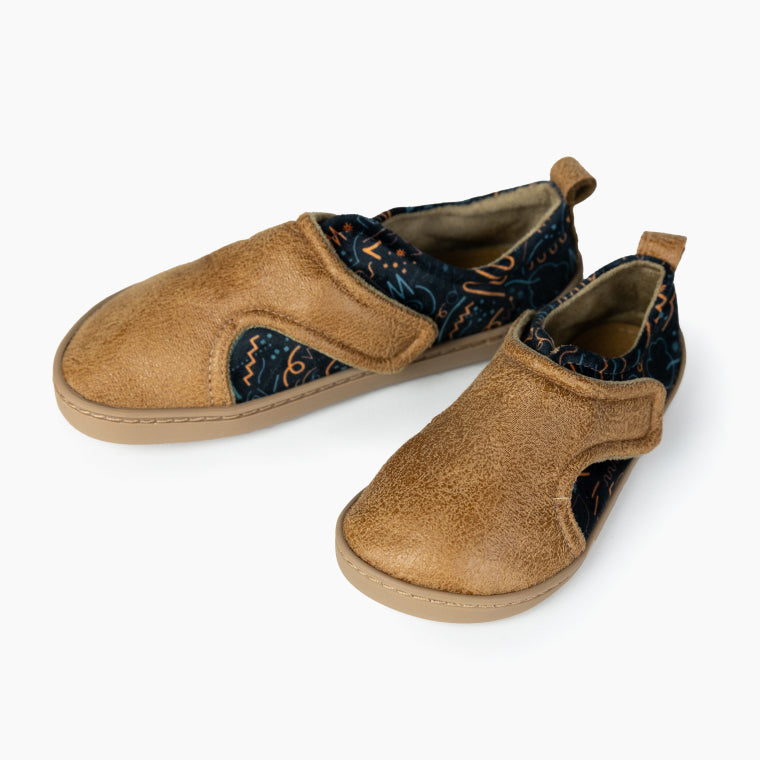 Par de sapatilhas Baby Lobitos Barefoot Paulitos Marea, em diferentes tamanhos, com vista superior a realçar o design anatómico e o velcro.
