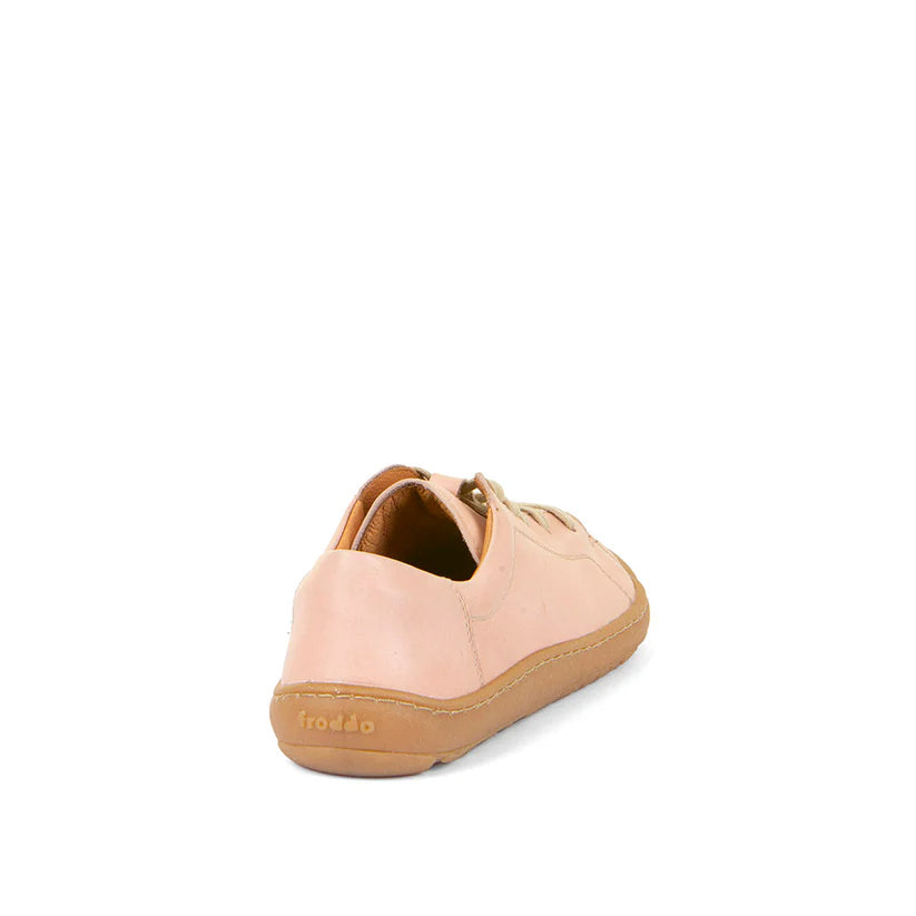 Vista traseira da Froddo Barefoot sapatilha em couro rosa claro, mostrando o calcanhar reforçado e a costura de alta qualidade.