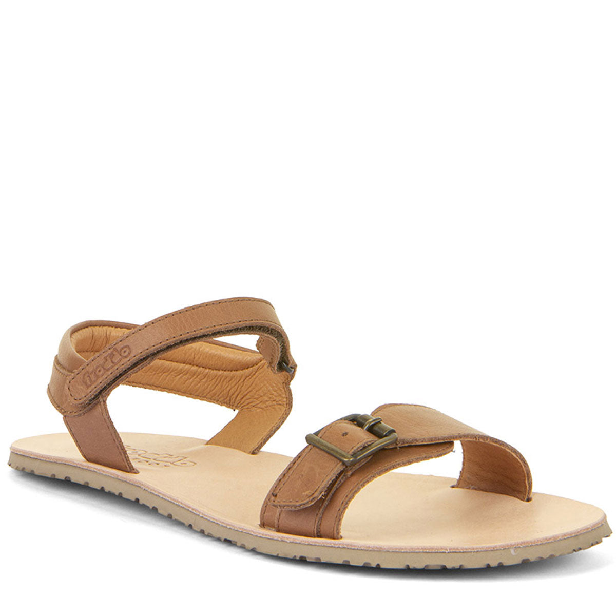 Sandália barefoot Froddo com fivela em tom cognac, vista frontal, destacando o design ergonómico e a sola flexível.