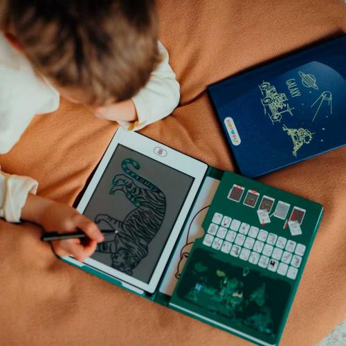 Vista superior de criança a traçar um tigre no Tablet KidyWolf Galáxia com a caneta.