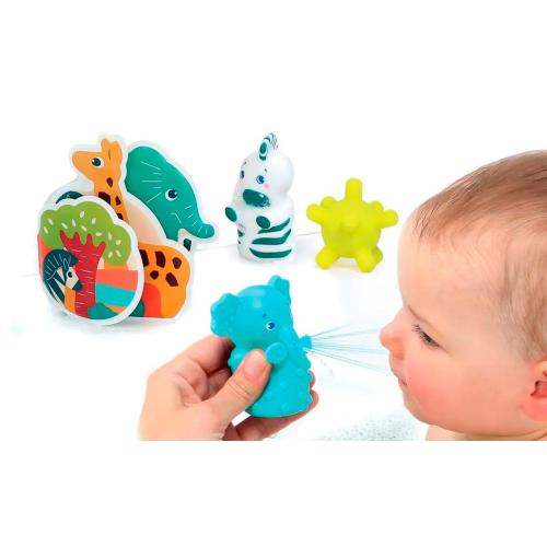 Bebé a brincar com o elefante esguichador do Ludi Kit Sensorial durante o banho, com outros brinquedos da Savana.