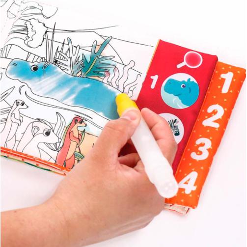 Detalhe do Ludi Livro de Banho Mágico Savana a ser usado, com uma mão a pintar um hipopótamo com a caneta de água.