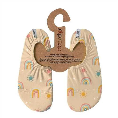 Par de meias antiderrapantes Slipstop modelo "Rainbow", em tom bege claro com estampado de arco-íris coloridos e pequenos sóis. Fabricadas com tecido respirável e de secagem rápida, possuem solas antiderrapantes para maior segurança em superfícies molhadas e secas. Ideais para piscina, praia, casa ou parques infantis.