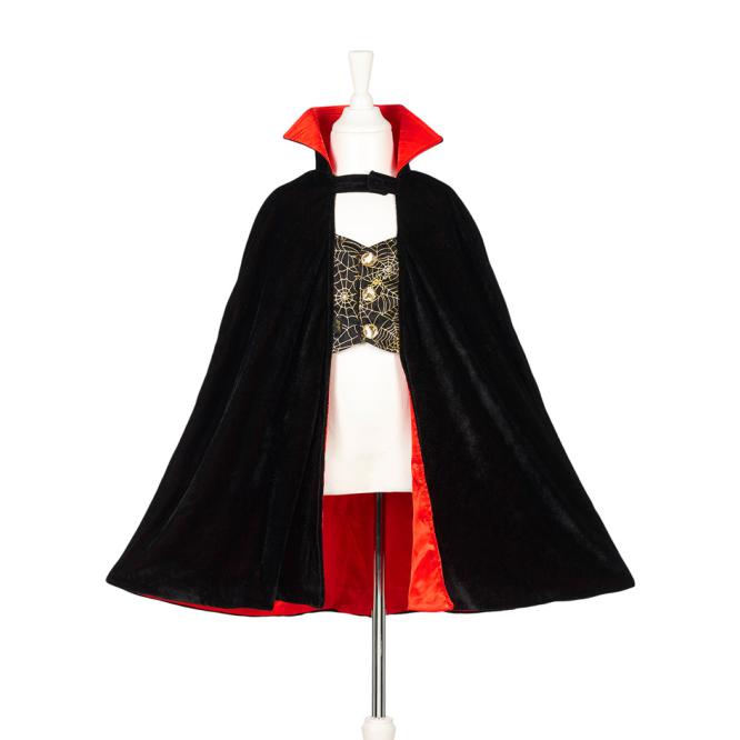 Capa de Drácula Souza em veludo preto com forro vermelho e detalhes dourados, exibida aberta num manequim.