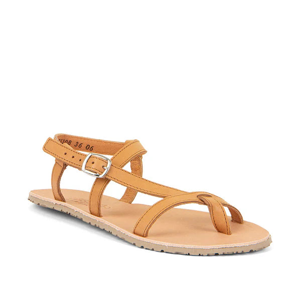 Sandália barefoot Froddo Flexy Cognac em pele castanha camel, com fecho ajustável em fivela e tiras finas que proporcionam leveza e flexibilidade. Sola Vibram ultraflexível, ideal para um calçado respeitador.