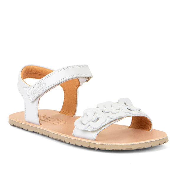 Sandália barefoot Froddo Flexy Flowers em pele branca, com um elegante detalhe floral na tira frontal e fecho de velcro ajustável. Sola minimalista e flexível para conforto total e movimentos naturais.