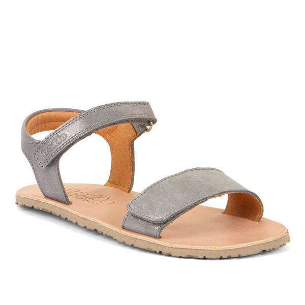 Sandália barefoot Froddo Flexy Lia em pele cinza metálica, com fecho de velcro duplo para ajuste seguro. Design minimalista com sola ultraflexível para um calçado respeitador e confortável.