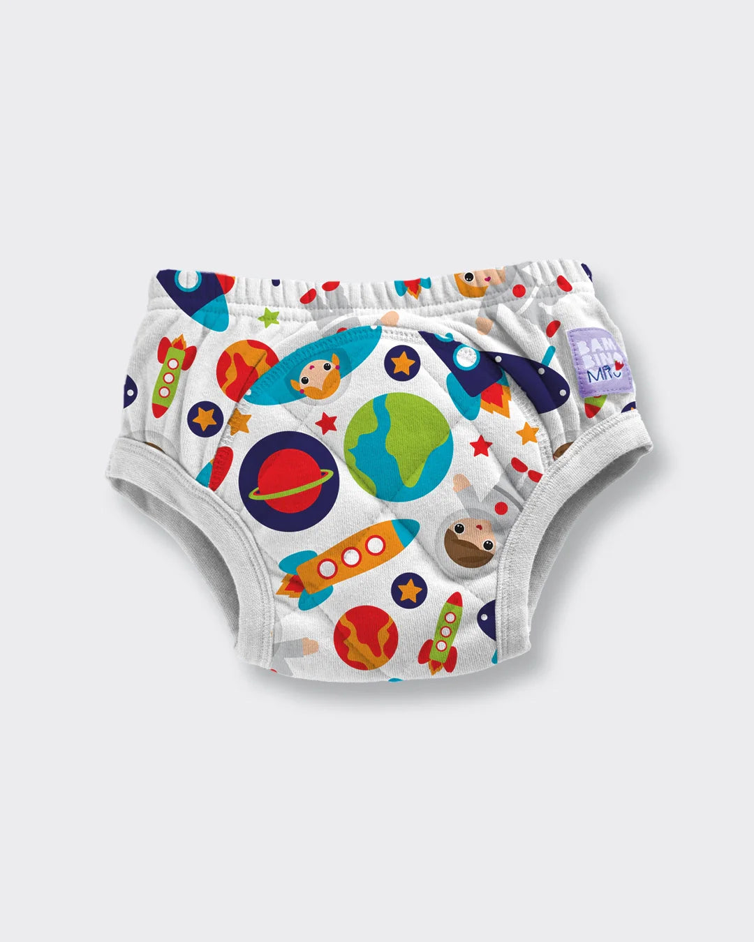 Detalhe da cueca de treino Bambino Mio branca com padrão de foguetões e planetas e acabamentos cinzentos.