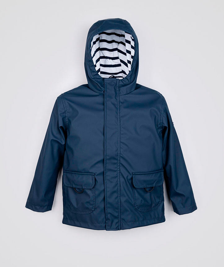Casaco impermeável Igor azul-marinho para criança com capuz forrado a riscas e bolsos frontais, em fundo branco.