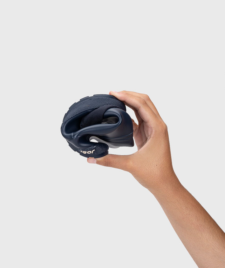 Uma mão a demonstrar a flexibilidade da galocha Igor Yogi CUELLO MARINO, dobrando-a ao meio.