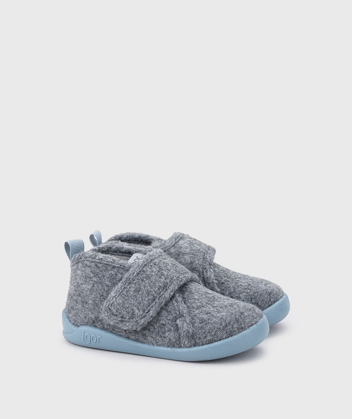 Par de pantufas barefoot Igor Homie em feltro cinzento com sola azul-oceano e fecho de velcro, vista frontal ligeiramente elevada.