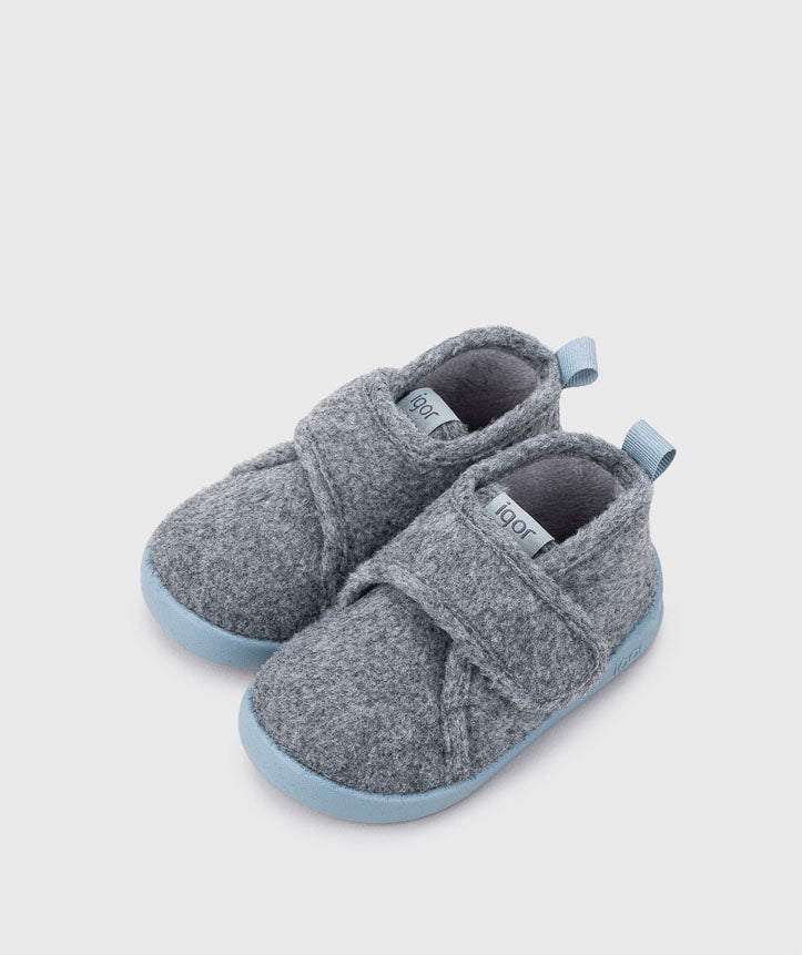Par de pantufas Igor Homie cinzentas com sola azul-oceano e fecho de velcro, vista superior.