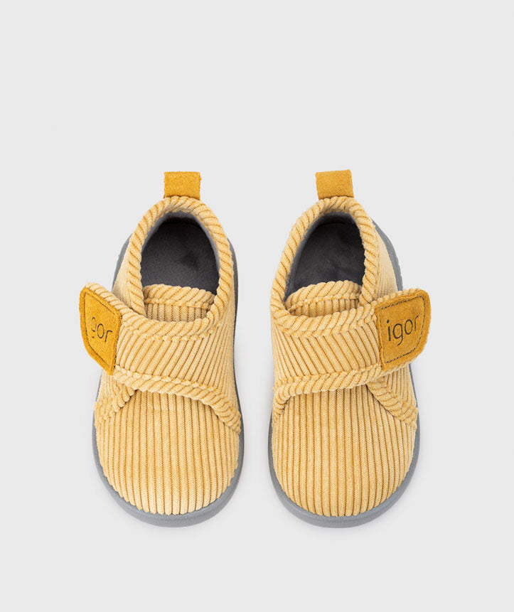 Par de pantufas Igor Barefoot Homie Pana Amarillo de bombazina amarela, vista superior.