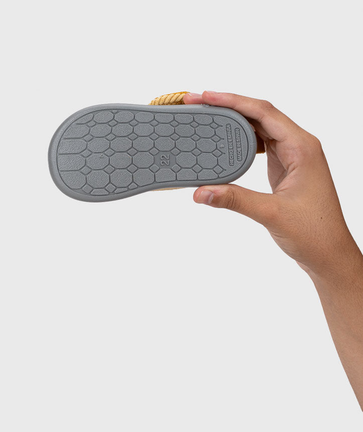 Sola antiderrapante de uma pantufa Igor Barefoot Homie Pana Amarillo, com indicação "Made in Spain".