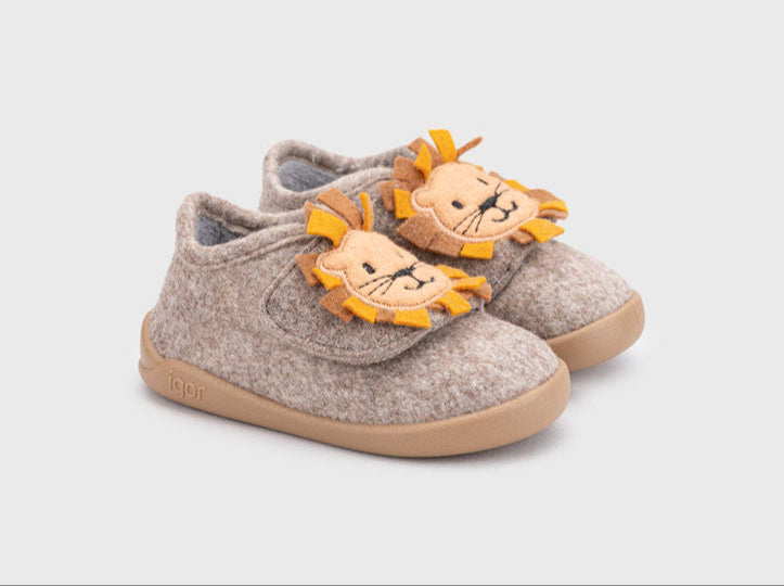 Par de pantufas Igor Barefoot HOMIE LEON TAUPE, em feltro taupe com apliques de leão, vista frontal.