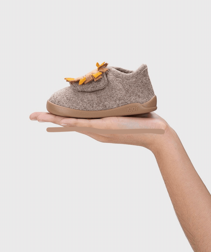 Par de pantufas Igor Barefoot HOMIE LEON TAUPE, em feltro taupe com apliques de leão, vista superior.