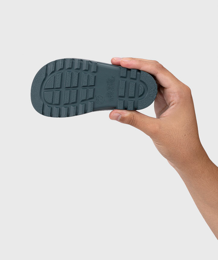 Detalhe da sola antiderrapante de uma galocha Igor Verona Gris Petroleo, mostrando o padrão para maior aderência.