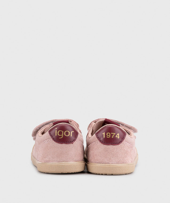 Par de sapatilhas Igor Barefoot Tennis Suede Rosa, vista traseira com detalhes da marca e ano.